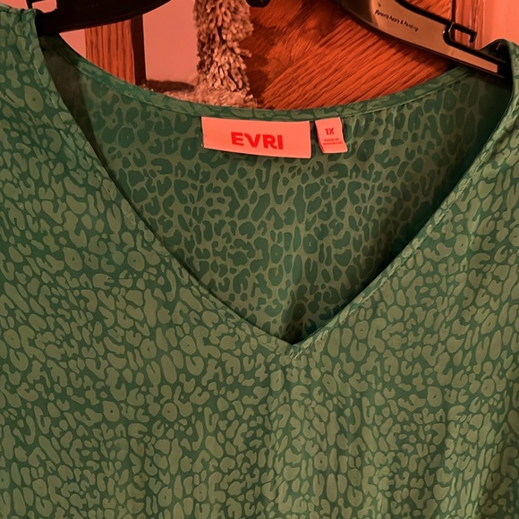 EVRI women’s v neck blouse in green, size 1X.🍀 - Picture 5 of 7